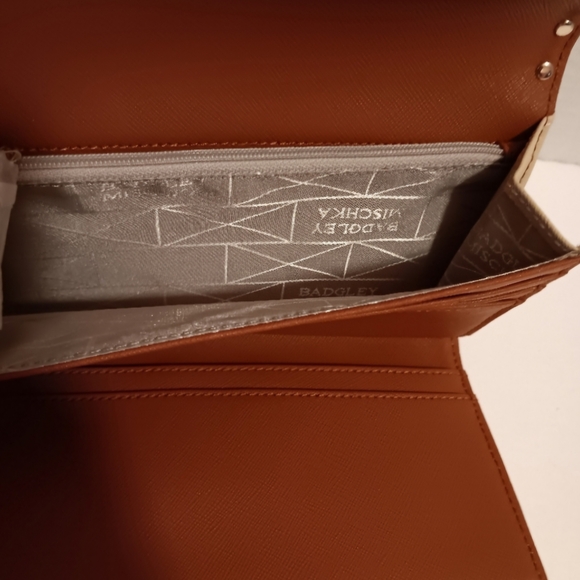 Badgley Mischka Brown & Cream Colorblock Clutch /Wallet Nwt Decorative Studs - Picture 6 of 8